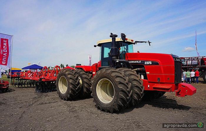 Трактор Versatile 2375 представили на Международном дне поля
