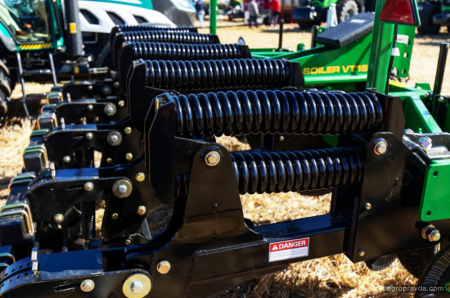 Great Plains VT1500 - техніка для ефективного руйнування ущільнених шарів ґрунту
