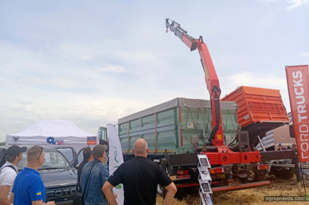 В Україні представили зерновоз із 3-стороннім розвантаженням та зйомним КМУ Palfinger