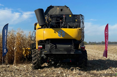 На Київщині продемонстрували роботу потужного комбайну New Holland CR