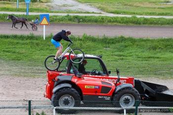 В Киеве прошли гонки на тракторах и погрузчиках