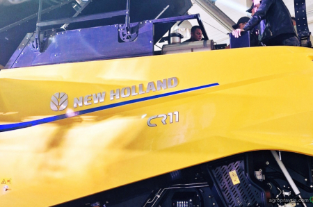 Ще один найновіший комбайн New Holland CR11 представлено на Тернопільщині