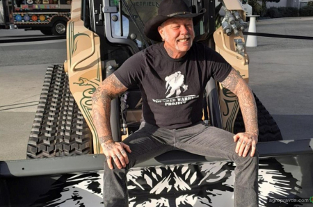 CASE та Metallica представили спецверсію компактного гусеничного навантажувача