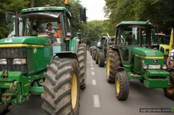 Фермеры привезли в Брюссель 1500 тракторов и жгут покрышки