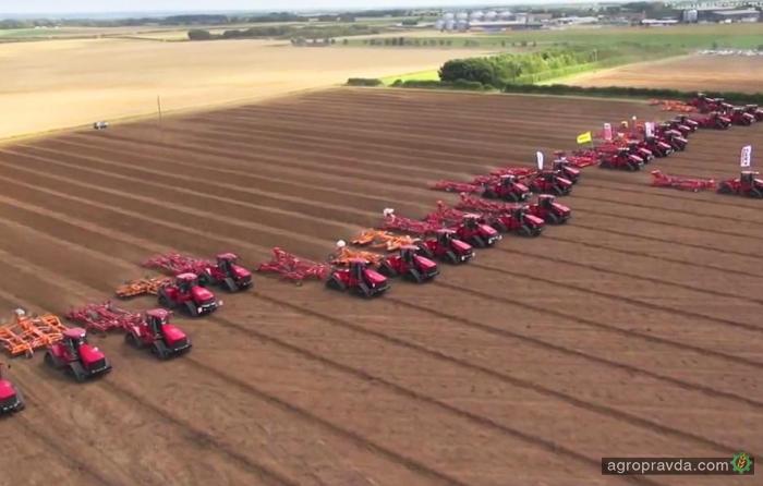 Case IH вывел на поле рекордное количество тракторов. Видео