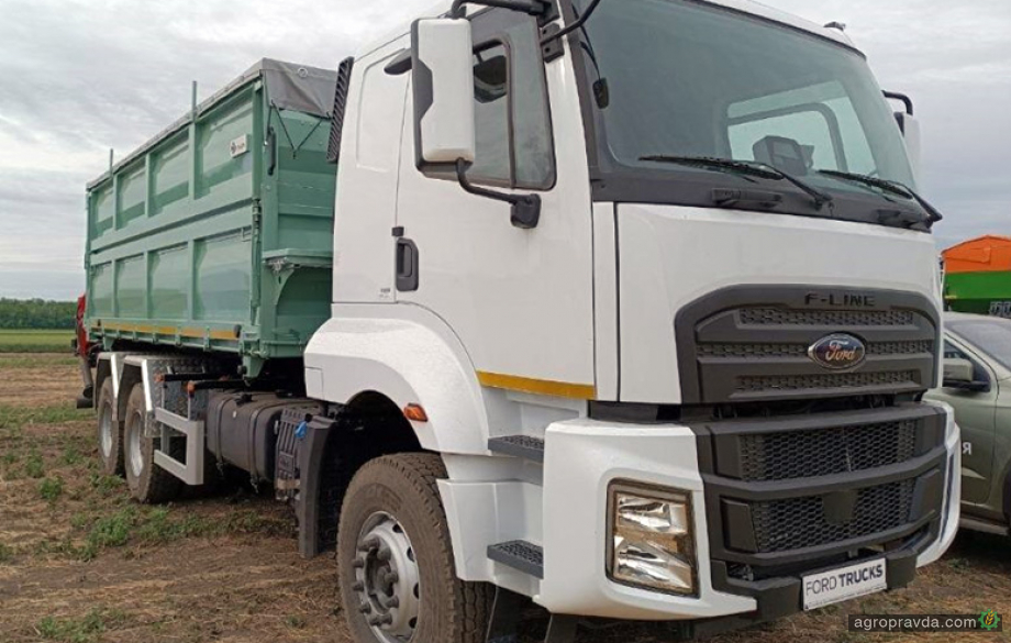 В Україні представили зерновоз із 3-стороннім розвантаженням та зйомним КМУ Palfinger