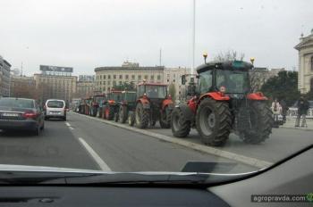 Протестующие фермеры вывели тракторы в центр Белграда. Фото