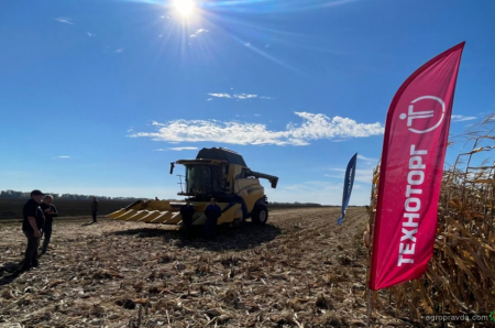 На Київщині продемонстрували роботу потужного комбайну New Holland CR