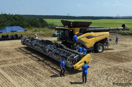 В Україні продовжуються навчання по флагманському комбайну New Holland CR11