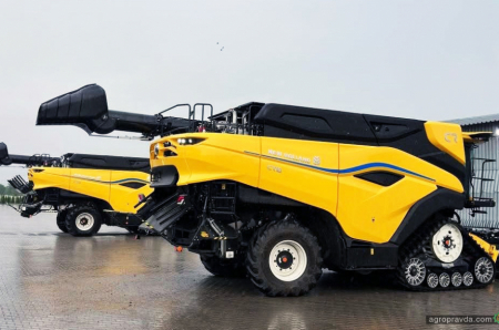 На Хмельниччину поставили одразу 2 комбайни New Holland CR10