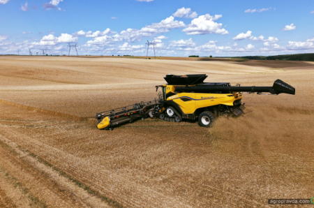 В Україні представлено надпотужний двороторний комбайн New Holland CR