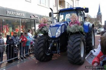 Тракторы принарядились к празднику 8 марта. Фото