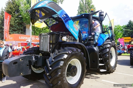 В Киеве представили трактор T8 нового поколения