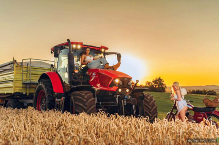 Виробник тракторів випустив новий еротичний календар