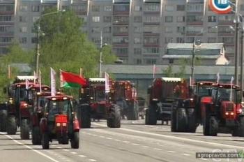 В Минске на параде проехали трактора и комбайны. Фото