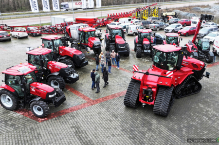 В Україні представили перший в країні найпотужніший трактор CASE IH QUADTRAC 715