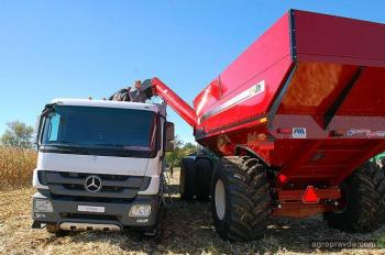Mercedes-Benz предложил аграриям зерновоз на 80 куб.м