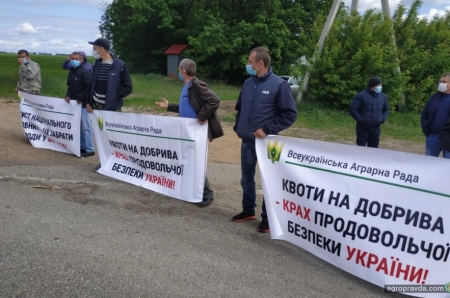 Аграрии вышли на автомагистрали протестовать против квот на импорт азотных удобрений
