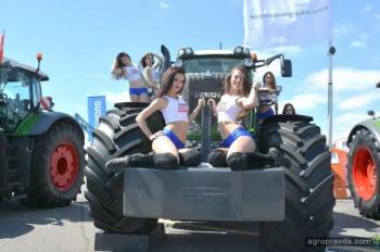 Девушки и тракторы. Фото