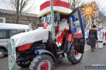 Трактор стал официальным транспортом Деда Мороза. Фото