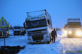 Аграрии вывели трактора к Одесской трассе для расчистки снега. Фото