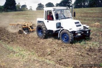 Разработан тракторомобиль – гибрид трактора и легкового автомобиля