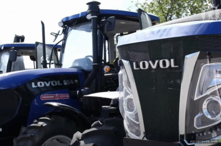 Прифронтові громади Запорізької області отримали трактори LOVOL