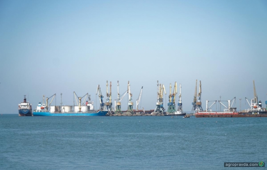 Росіяни викрадають українські кораблі із зерном