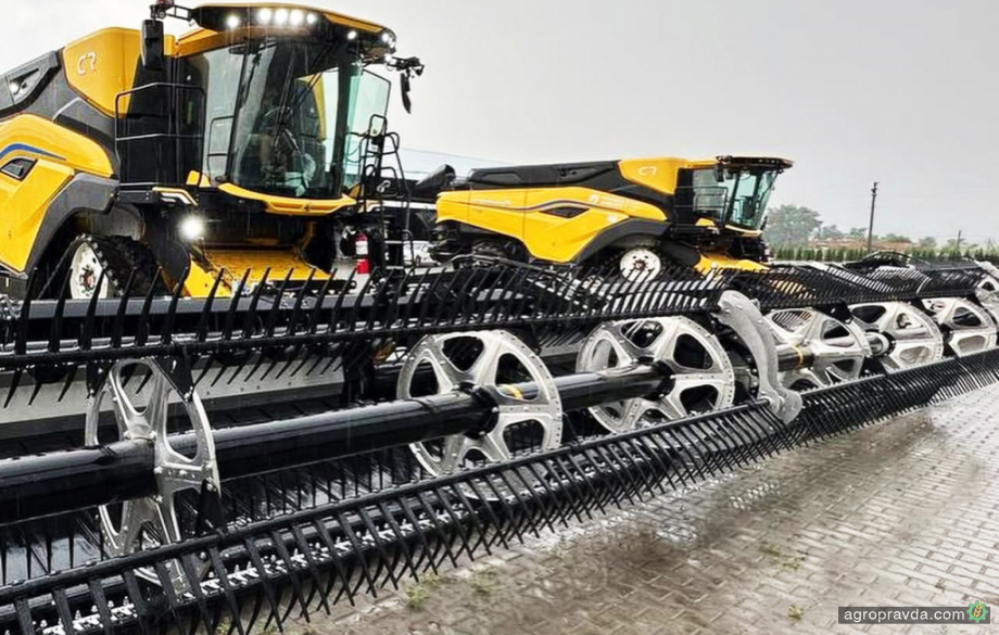 На Хмельниччину поставили одразу 2 комбайни New Holland CR10