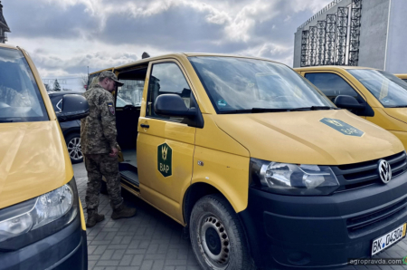 Аграрії передали чергову партію автомобілів десантникам