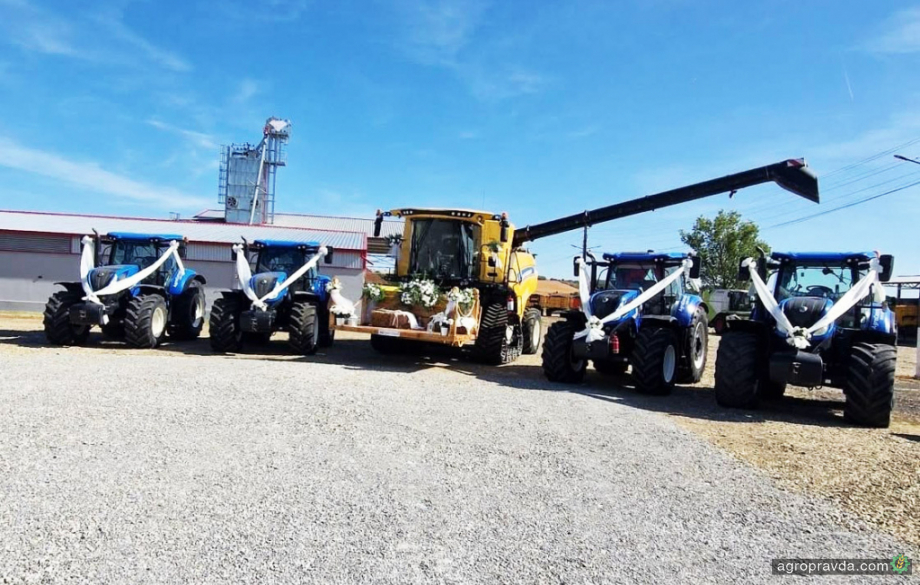 Комбайн та трактори New Holland прийняли участь у весільному кортежі