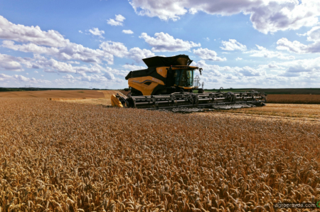 В Україні представлено надпотужний двороторний комбайн New Holland CR