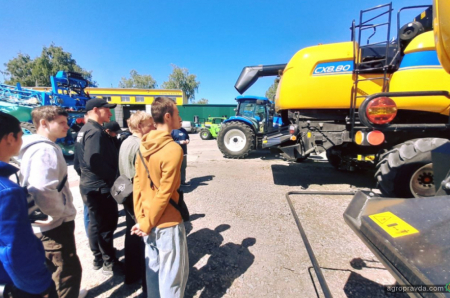 Майбутнім аграріям продемонстрували роботу техніки New Holland в Україні