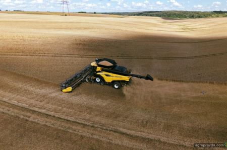 В Україні представлено надпотужний двороторний комбайн New Holland CR