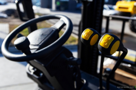 В Україні пропонуються електричні навантажувачі UN Forklift