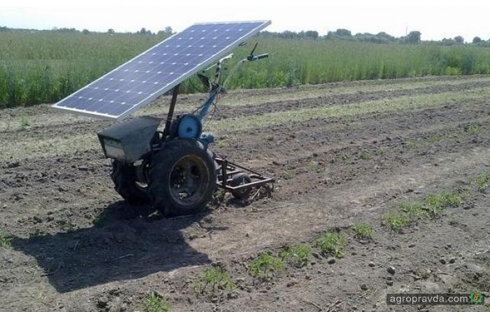 Умелец разработал мотоблок на солнечных батареях