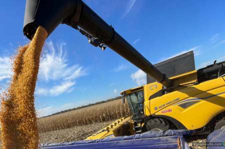 На Київщині продемонстрували роботу потужного комбайну New Holland CR