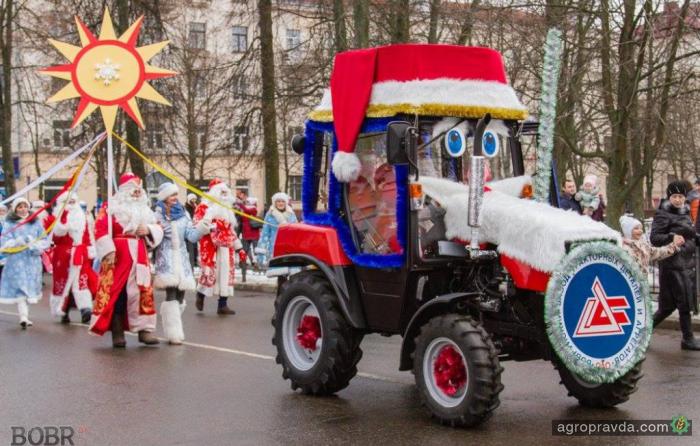 Трактор стал официальным транспортом Деда Мороза. ФОТО