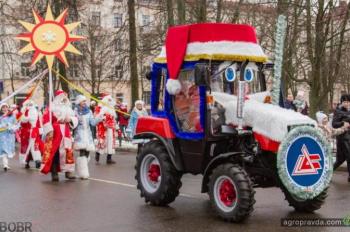 Трактор стал официальным транспортом Деда Мороза. Фото
