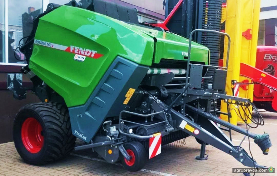 «АБА «Астра» презентувала на молочному конгресі прес-підбирач Fendt Rotana