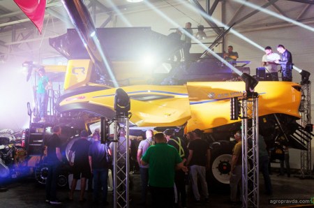 ТЕХНОТОРГ презентував інноваційний комбайн нового покоління New Holland CR11