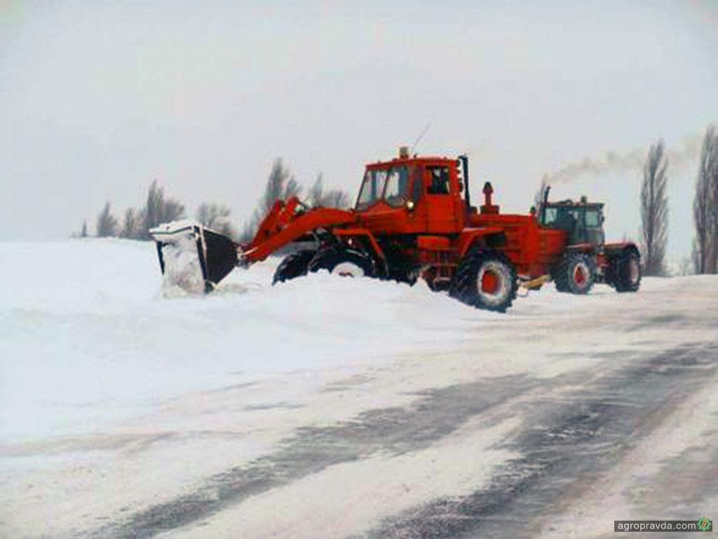 Трактора чистят дороги. Трактор для чистки снега. Трактор убирает снег. Очистка снега трактором. Трактор расчищает снег.