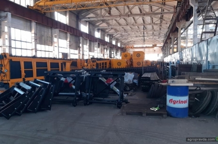 Как работает крупнейший завод по производству жаток в Украине. Фото