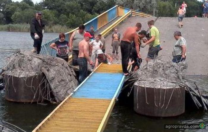 На Донбассе взорвали мост, перепутав трактор с танком