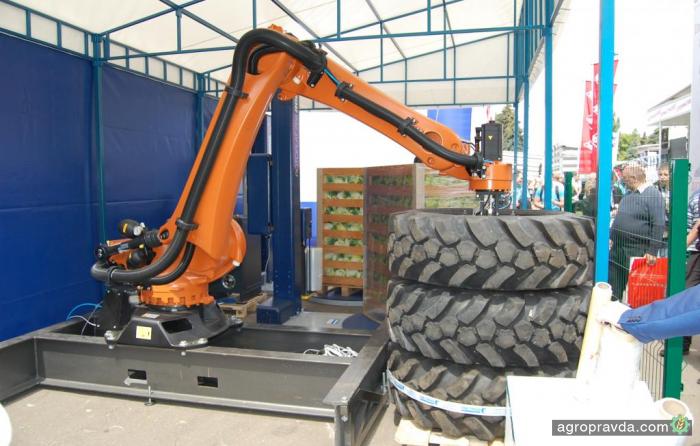 Самый большой робот для аграриев в Украине. Видео 