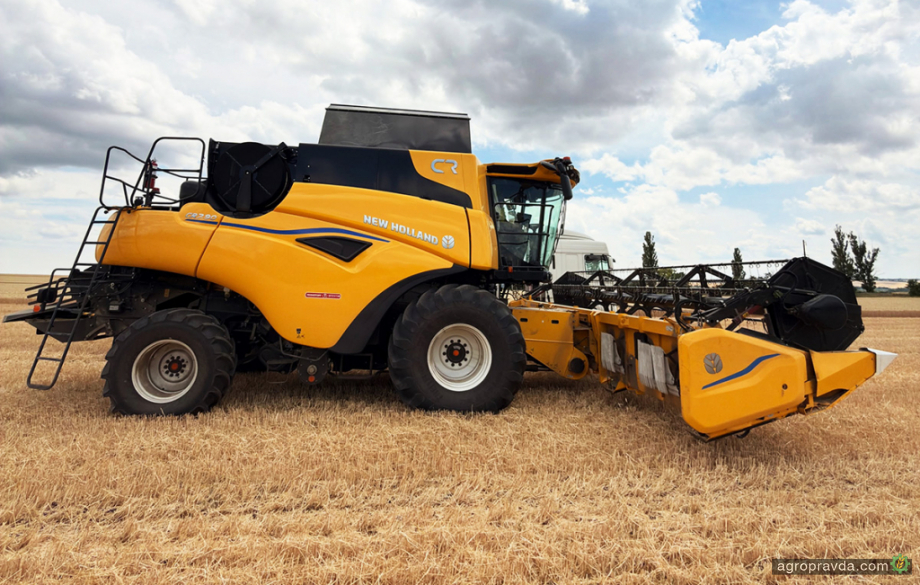 Комбайн New Holland CR7.90 відкрив сезон жнив у господарстві на Кіровоградщині