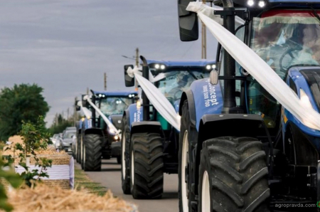 Комбайн та трактори New Holland прийняли участь у весільному кортежі