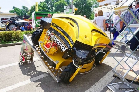 В Киеве испытали экстремального робота-газонокосилку