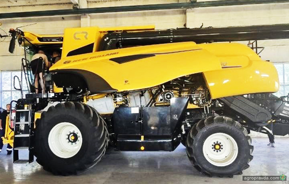 На Чернігівщині провели навчання по зернозбиральному комбайну New Holland CR8.90