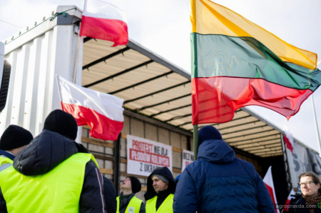 Щоб не пропустити українське зерно поляки протестують на кордоні з Литвою